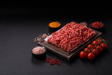 Baharatlı ve tuzlu kıymalı kıyma. Köfte köfte yapmak için bir malzemedir.