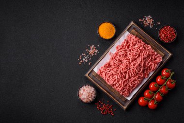 Baharatlı ve tuzlu kıymalı kıyma. Köfte köfte yapmak için bir malzemedir.