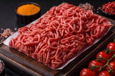 Baharatlı ve tuzlu kıymalı kıyma. Köfte köfte yapmak için bir malzemedir.