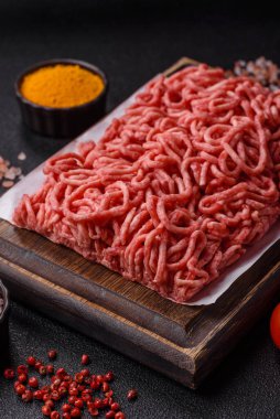 Baharatlı ve tuzlu kıymalı kıyma. Köfte köfte yapmak için bir malzemedir.