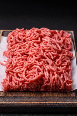 Baharatlı ve tuzlu kıymalı kıyma. Köfte köfte yapmak için bir malzemedir.