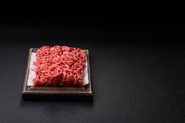 Baharatlı ve tuzlu kıymalı kıyma. Köfte köfte yapmak için bir malzemedir.