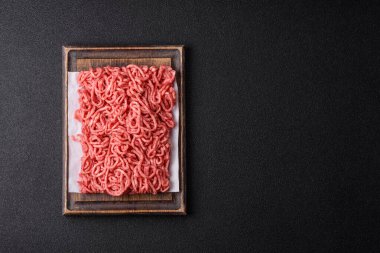 Baharatlı ve tuzlu kıymalı kıyma. Köfte köfte yapmak için bir malzemedir.