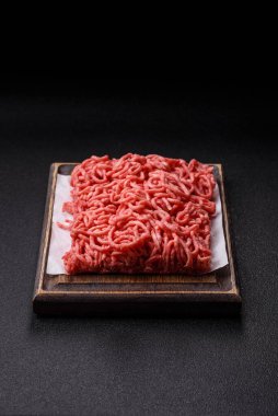 Baharatlı ve tuzlu kıymalı kıyma. Köfte köfte yapmak için bir malzemedir.