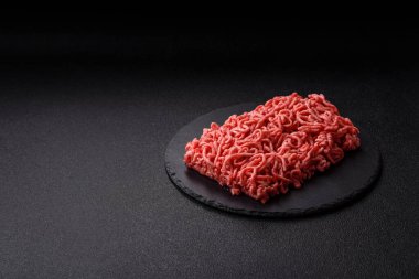 Baharatlı ve tuzlu kıymalı kıyma. Köfte köfte yapmak için bir malzemedir.