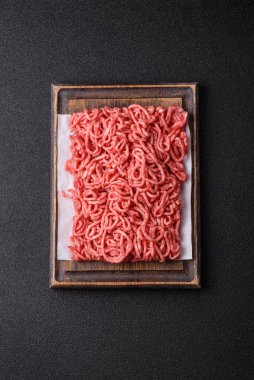 Baharatlı ve tuzlu kıymalı kıyma. Köfte köfte yapmak için bir malzemedir.