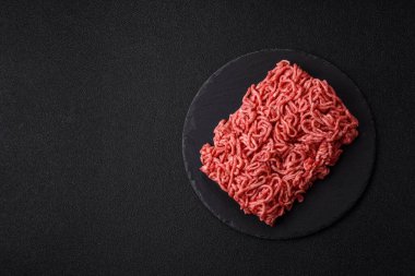 Baharatlı ve tuzlu kıymalı kıyma. Köfte köfte yapmak için bir malzemedir.