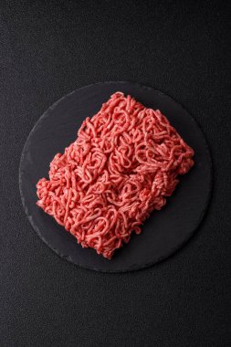 Baharatlı ve tuzlu kıymalı kıyma. Köfte köfte yapmak için bir malzemedir.