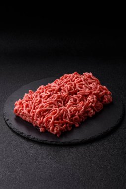 Baharatlı ve tuzlu kıymalı kıyma. Köfte köfte yapmak için bir malzemedir.