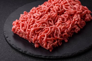 Baharatlı ve tuzlu kıymalı kıyma. Köfte köfte yapmak için bir malzemedir.