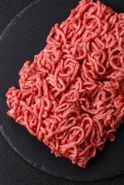 Baharatlı ve tuzlu kıymalı kıyma. Köfte köfte yapmak için bir malzemedir.