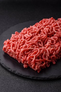 Baharatlı ve tuzlu kıymalı kıyma. Köfte köfte yapmak için bir malzemedir.