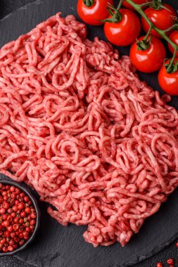 Baharatlı ve tuzlu kıymalı kıyma. Köfte köfte yapmak için bir malzemedir.