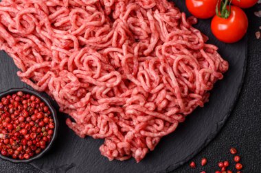 Baharatlı ve tuzlu kıymalı kıyma. Köfte köfte yapmak için bir malzemedir.