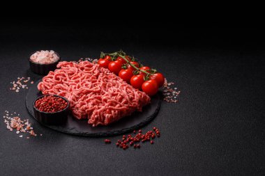 Baharatlı ve tuzlu kıymalı kıyma. Köfte köfte yapmak için bir malzemedir.