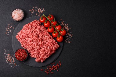 Baharatlı ve tuzlu kıymalı kıyma. Köfte köfte yapmak için bir malzemedir.