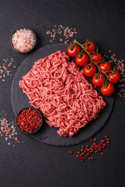Baharatlı ve tuzlu kıymalı kıyma. Köfte köfte yapmak için bir malzemedir.