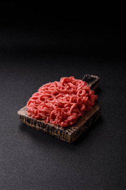 Baharatlı ve tuzlu kıymalı kıyma. Köfte köfte yapmak için bir malzemedir.