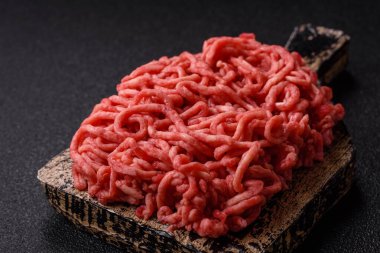 Baharatlı ve tuzlu kıymalı kıyma. Köfte köfte yapmak için bir malzemedir.