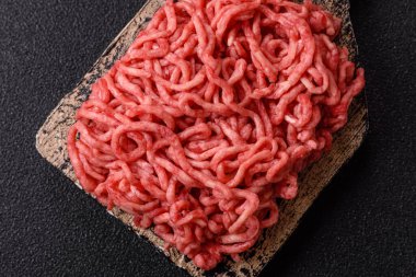 Baharatlı ve tuzlu kıymalı kıyma. Köfte köfte yapmak için bir malzemedir.