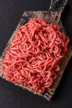 Baharatlı ve tuzlu kıymalı kıyma. Köfte köfte yapmak için bir malzemedir.