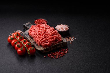 Baharatlı ve tuzlu kıymalı kıyma. Köfte köfte yapmak için bir malzemedir.