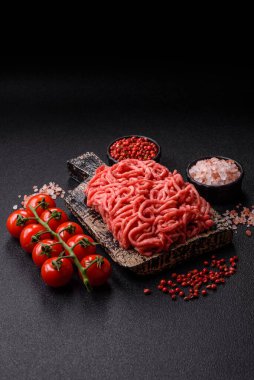 Baharatlı ve tuzlu kıymalı kıyma. Köfte köfte yapmak için bir malzemedir.