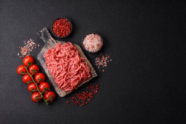 Baharatlı ve tuzlu kıymalı kıyma. Köfte köfte yapmak için bir malzemedir.