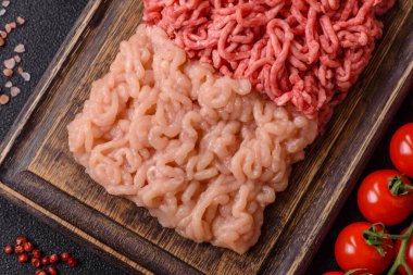 Biftek ve doğranmış tavuk, iki çeşit taze, tuzlu ve baharatlı. Köfte köfte yapmak için bir malzemedir.