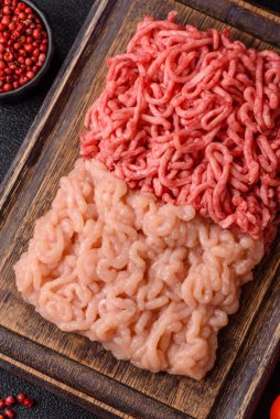 Biftek ve doğranmış tavuk, iki çeşit taze, tuzlu ve baharatlı. Köfte köfte yapmak için bir malzemedir.