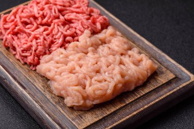 Biftek ve doğranmış tavuk, iki çeşit taze, tuzlu ve baharatlı. Köfte köfte yapmak için bir malzemedir.