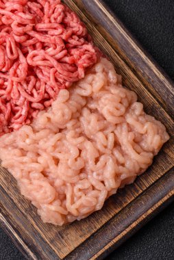 Biftek ve doğranmış tavuk, iki çeşit taze, tuzlu ve baharatlı. Köfte köfte yapmak için bir malzemedir.