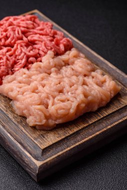 Biftek ve doğranmış tavuk, iki çeşit taze, tuzlu ve baharatlı. Köfte köfte yapmak için bir malzemedir.