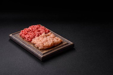 Biftek ve doğranmış tavuk, iki çeşit taze, tuzlu ve baharatlı. Köfte köfte yapmak için bir malzemedir.