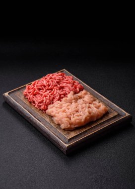 Biftek ve doğranmış tavuk, iki çeşit taze, tuzlu ve baharatlı. Köfte köfte yapmak için bir malzemedir.