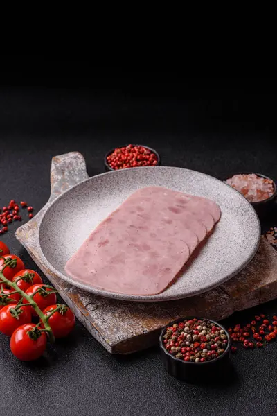 Tatil masası için jambon ve domuz eti yiyorum. Kahvaltı için dilimlenmiş jambon.