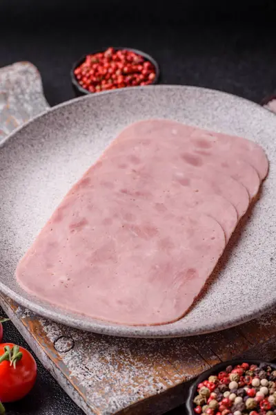 Tatil masası için jambon ve domuz eti yiyorum. Kahvaltı için dilimlenmiş jambon.