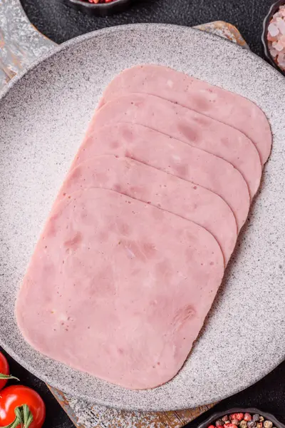 Tatil masası için jambon ve domuz eti yiyorum. Kahvaltı için dilimlenmiş jambon.