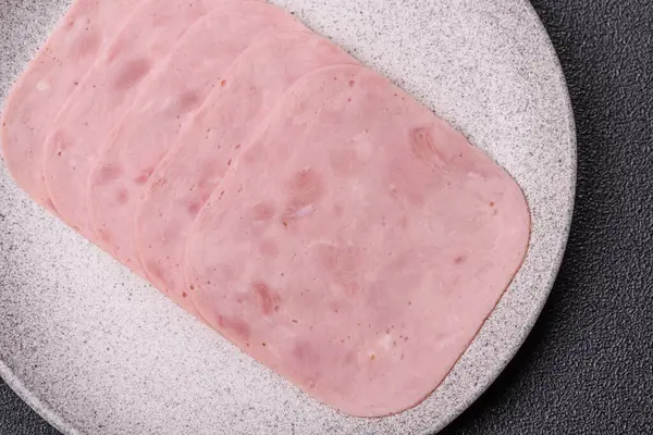 Tatil masası için jambon ve domuz eti yiyorum. Kahvaltı için dilimlenmiş jambon.