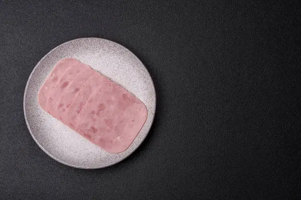 Tatil masası için jambon ve domuz eti yiyorum. Kahvaltı için dilimlenmiş jambon.