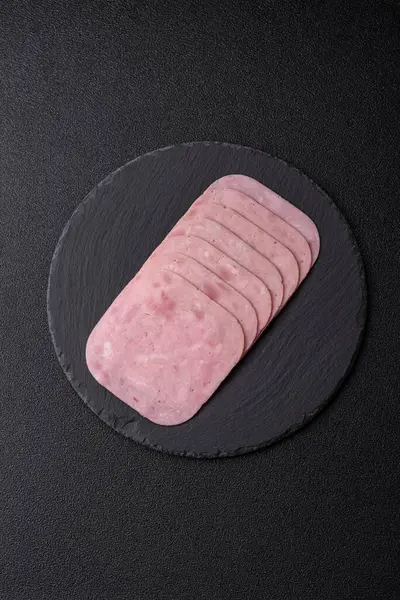 Tatil masası için jambon ve domuz eti yiyorum. Kahvaltı için dilimlenmiş jambon.