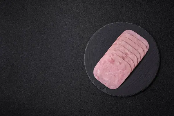 Tatil masası için jambon ve domuz eti yiyorum. Kahvaltı için dilimlenmiş jambon.