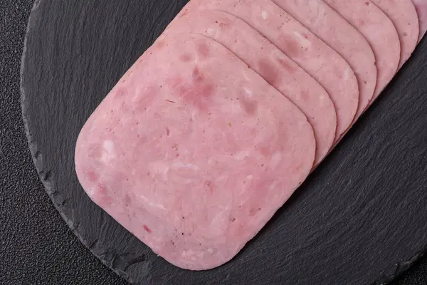 Tatil masası için jambon ve domuz eti yiyorum. Kahvaltı için dilimlenmiş jambon.