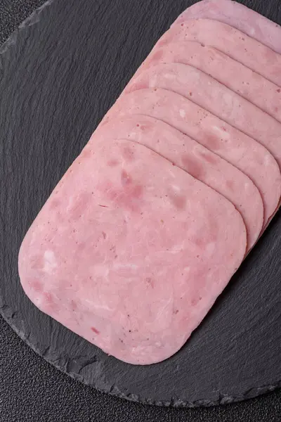 Tatil masası için jambon ve domuz eti yiyorum. Kahvaltı için dilimlenmiş jambon.