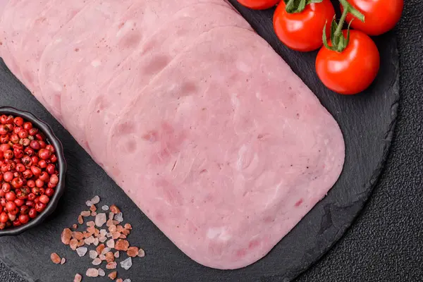 Tatil masası için jambon ve domuz eti yiyorum. Kahvaltı için dilimlenmiş jambon.