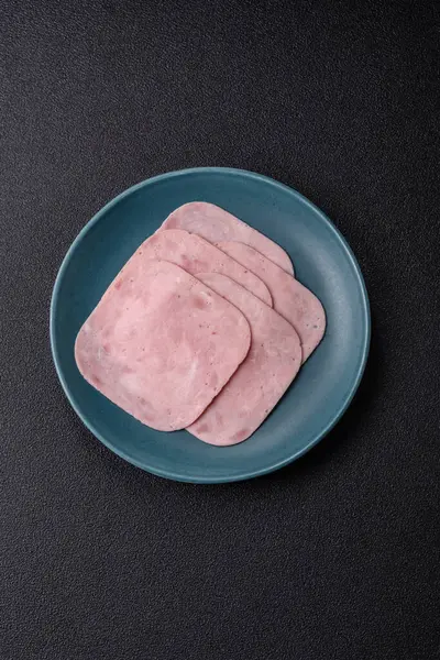 Tatil masası için jambon ve domuz eti yiyorum. Kahvaltı için dilimlenmiş jambon.