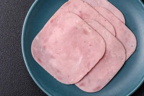 Tatil masası için jambon ve domuz eti yiyorum. Kahvaltı için dilimlenmiş jambon.