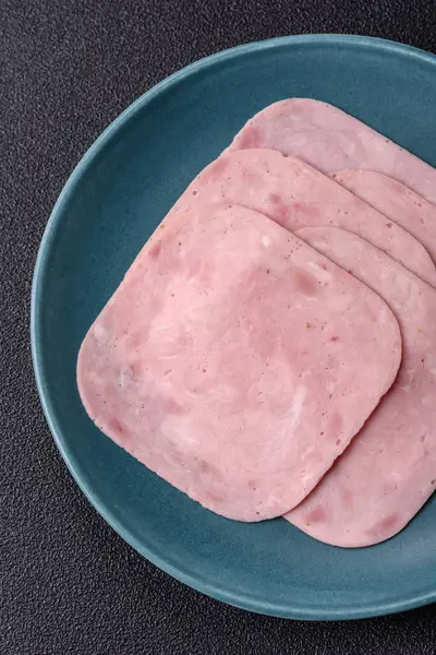 Tatil masası için jambon ve domuz eti yiyorum. Kahvaltı için dilimlenmiş jambon.