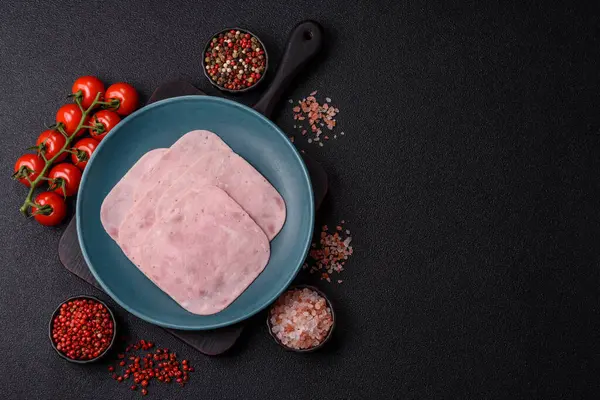 Tatil masası için jambon ve domuz eti yiyorum. Kahvaltı için dilimlenmiş jambon.