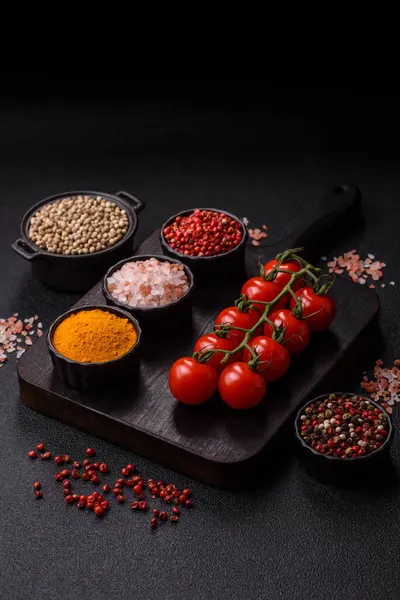 Dalda kırmızı kiraz domatesleri, sos ve ketçap yapımında kullanılan baharatlı bir sebze.